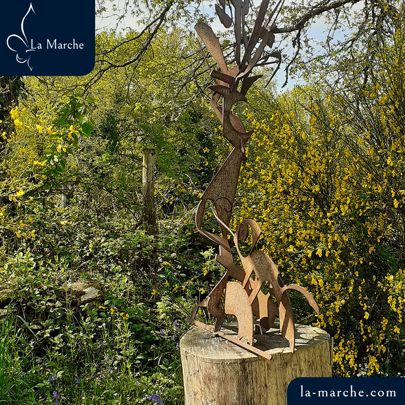 Art disposée sur le sentier