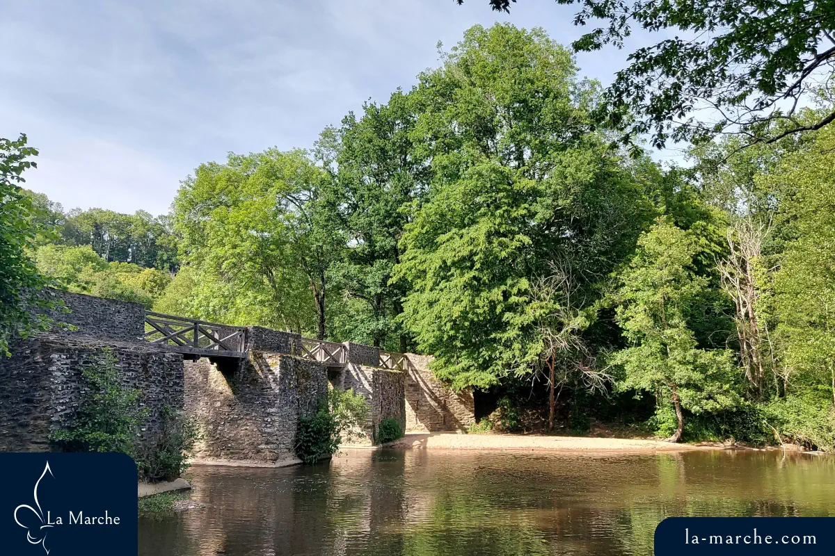 Grande passerelle sur la Petite Creuse
