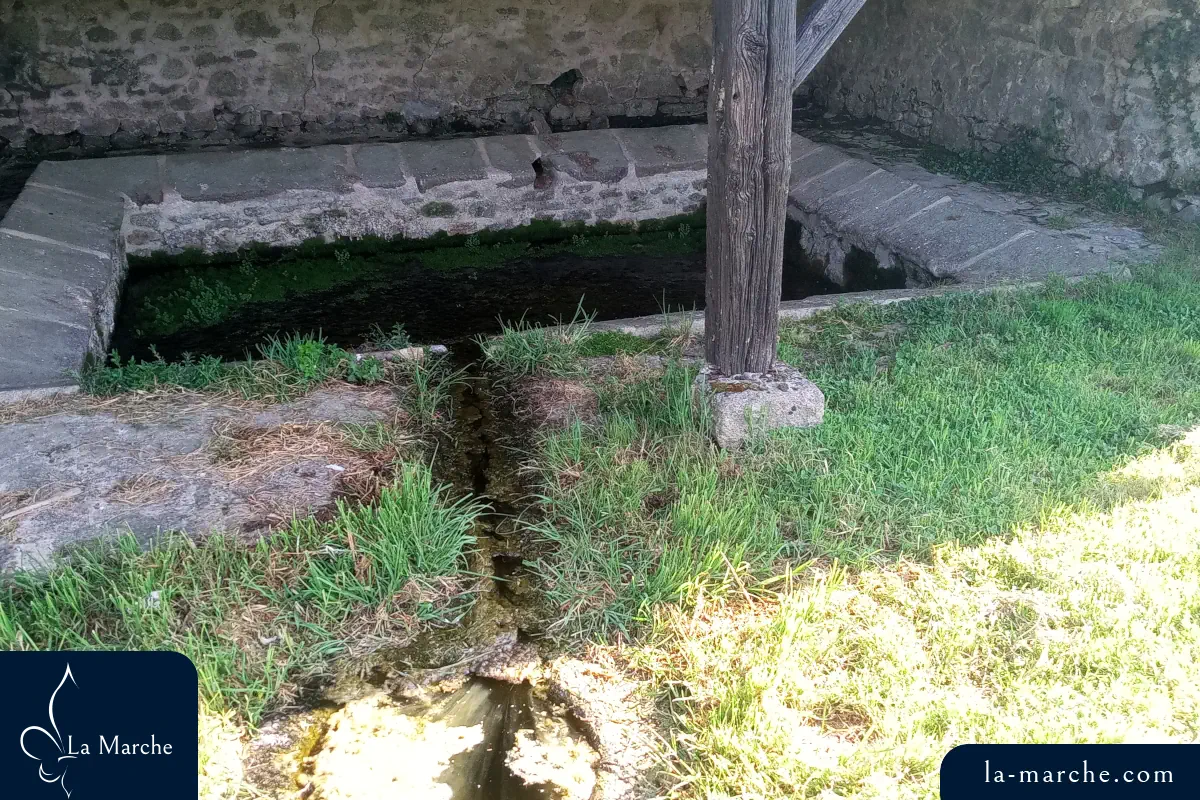L'eau de la source naturelle et le lavoir
